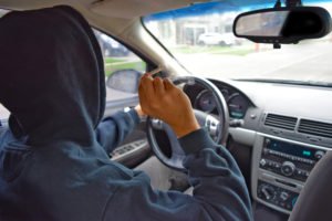 Conductor sosteniendo una caña en el auto