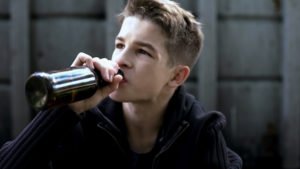 Niño bebiendo alcohol dado por un adulto en violación de NRS 201.110.