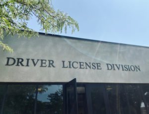 Oficina del DMV que dice, "División de Licencias de Conducir"