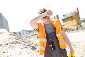 Trabajador de construcción cansado bajo el sol