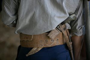 Hombre llevando un cuchillo en el cinturón