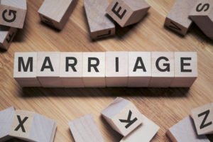 cubos de scrabble que deletrean "MATRIMONIO"