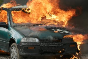 Coche en llamas tras un acto de incendio intencional