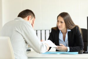 Empleador triste presentando una queja ante la Junta de Trabajo