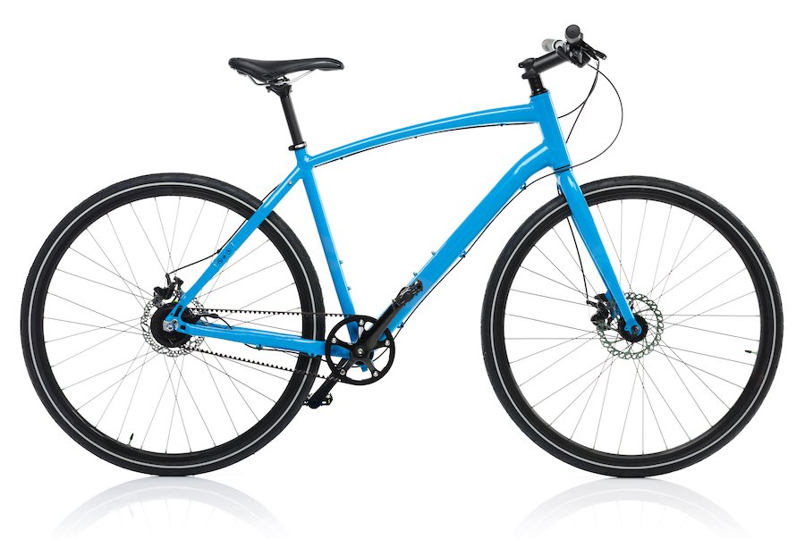 Nueva bicicleta azul aislada sobre un fondo blanco