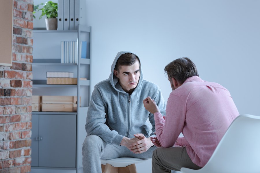 Consejero de drogas hablando con un participante del Tribunal de Drogas